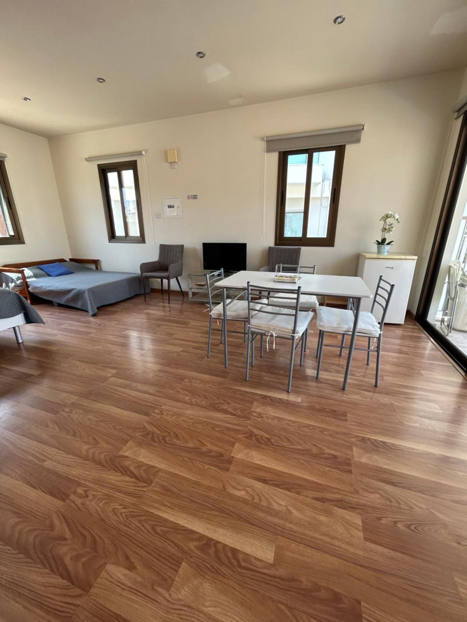 Extremely Comfy Apt With Spacious Private Terrace 10Min Walk To The Beach & In Town Larnaca Exterior photo
